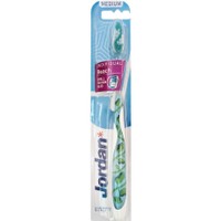 Jordan Individual Reach Medium Toothbrush Γαλάζιο 1 Τεμάχιο, Κωδ 310040 - Οδοντόβουρτσα με Μέτριας Σκληρότητας Ίνες & Μικρή Κεφαλή για Βαθύ Καθαρισμό