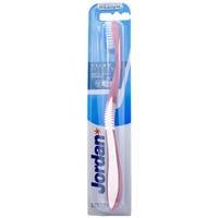 Jordan Clean Between Toothbrush Medium 0.01mm 1 Τεμάχιο - Ροζ - Μέτρια Οδοντόβουρτσα για Βαθύ Καθαρισμό με Εξαιρετικά Λεπτές Ίνες