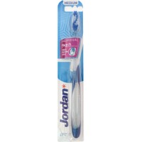 Jordan Individual Reach Medium Toothbrush 1 Τεμάχιο Κωδ 310040 - Μπλε / Διάφανο - Μέτρια Οδοντόβουρτσα με Εργονομική Λαβή για Βαθύ Καθαρισμό