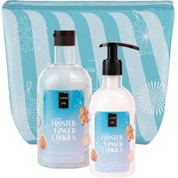 Lavish Care Promo Frosted Ginger Cookies Bath & Shower Gel 500ml & Glitter Body Lotion 300ml & Νεσεσέρ 1 Τεμάχιο - Αρωματικό Αφρόλουτρο & Κρέμα Σώματος με Αντλία & Glitter με Ευχάριστο Συνδυασμό Αρωμάτων Τζίντζερ, Περγαμόντο & Κεχριμπάρι με Γιορτινή Διάθεση