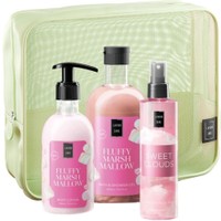 Lavish Care Promo Fluffy Marshmallow Bath & Shower Gel 500ml & Body Lotion 300ml & Sweet Clouds Mist 200ml & Νεσεσέρ 1 Τεμάχιο - Ενυδατικό Αφρόλουτρο με Άρωμα Ζαχαρωτών & Ενυδατική Κρέμα Σώματος με Ευχάριστο Άρωμα Marshmallow με Αντλία & Σπρέι Σώματος Εμπνευσμένο από τα Μεθυστικά Αρώματα Καλοκαιριού