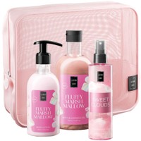 Lavish Care Promo Fluffy Marshmallow Bath & Shower Gel 500ml & Body Lotion 300ml & Sweet Clouds Mist 200ml & Νεσεσέρ 1 Τεμάχιο - Ενυδατικό Αφρόλουτρο με Άρωμα Ζαχαρωτών & Ενυδατική Κρέμα Σώματος με Ευχάριστο Άρωμα Marshmallow με Αντλία & Σπρέι Σώματος Εμπνευσμένο από τα Μεθυστικά Αρώματα Καλοκαιριού