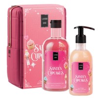 Lavish Care Promo Santa's Cupcakes Bath & Shower Gel 500ml & Glitter Body Lotion 300ml & Νεσεσέρ 1 Τεμάχιο - Ενυδατικό Αφρόλουτρο με Απαλό Άρωμα Πούδρας απο Νότες Καρύδας & Λιωμένης Καραμέλας για Γιορτινή Διάθεση & Glitter με Ευχάριστο Συνδυασμό Αρωμάτων που σου Φέρνει στο Μυαλό Λαχταριστές Χριστουγεννιάτικες Λιχουδιές με Αντλία