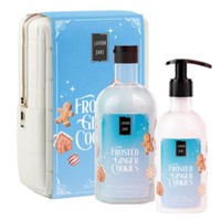 Lavish Care Promo Frosted Ginger Cookies Bath & Shower Gel 500ml & Glitter Body Lotion 300ml & Νεσεσέρ 1 Τεμάχιο - Ενυδατικό Αφρόλουτρο με Άρωμα Τζίντζερ με Νότες Περγαμόντο & Κεχριμπάρι για Γιορτινή Διάθεση & Glitter με Ευχάριστο Συνδυασμό Αρωμάτων που Απογειώνει τη Διάθεση & σε Αγκαλιάζει με πολύ Christmas Feeling με Αντλία