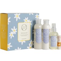 Fresh Line Promo Fresh Bar White Jasmine Shower Gel 200ml & Body Milk 200ml & Body Water 150ml & Nourishing & Protecting Vanilla Lip Balm 5,4g - Πολυτελές & Βελούδινο Αφρόλουτρο Σώματος Φυσικής Σύνθεσης με Γιασεμί & Γαλάκτωμα Σώματος Φυσικής Σύνθεσης & Αρωματικό Νερό Σώματος & Βάλσαμο Χειλιών Βανίλιας