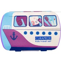 Curaprox Kids Oral Hygiene Travel Set 1 Τεμάχιο - Μοβ - Σετ Ταξιδιού Στοματικής Φροντίδας Παιδιών από 6 έως 12 Ετών με Οδοντόκρεμα με Γεύση Καρπούζι, Οδοντόβουρτσα με Πολύ μαλακές Ίνες, Μεσοδόντια & Θήκη
