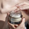 Korres Promo Black Pine Firm - Resurface Skincare Duo Bounce Firming Moisturizer 40ml & Δώρο Overnight Total Revival Serum 15ml & Νεσεσέρ