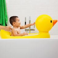 Munchkin Inflatable Safety Duck Tub Надуваема патица за вана с индикация за температура 6-24м, 1 брой